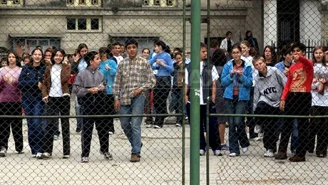 UPDATE: Doi elevi au fost injunghiati la un liceu din Craiova: Unul dintre ei a murit!