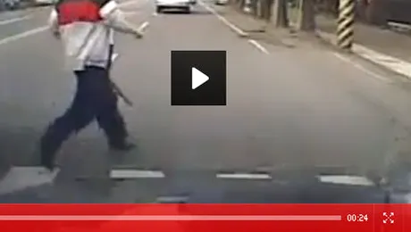 Accident socant pe o trecere de pietoni din China! (Video)