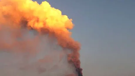 Etna a erupt azi noapte
