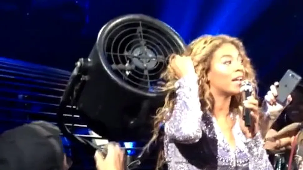 Beyonce și-a prins părul într-un ventilator, pe scenă (Video)