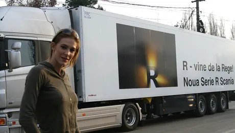 Mos Craciun da sania cu putini reni pe camionul cu multi cai putere!