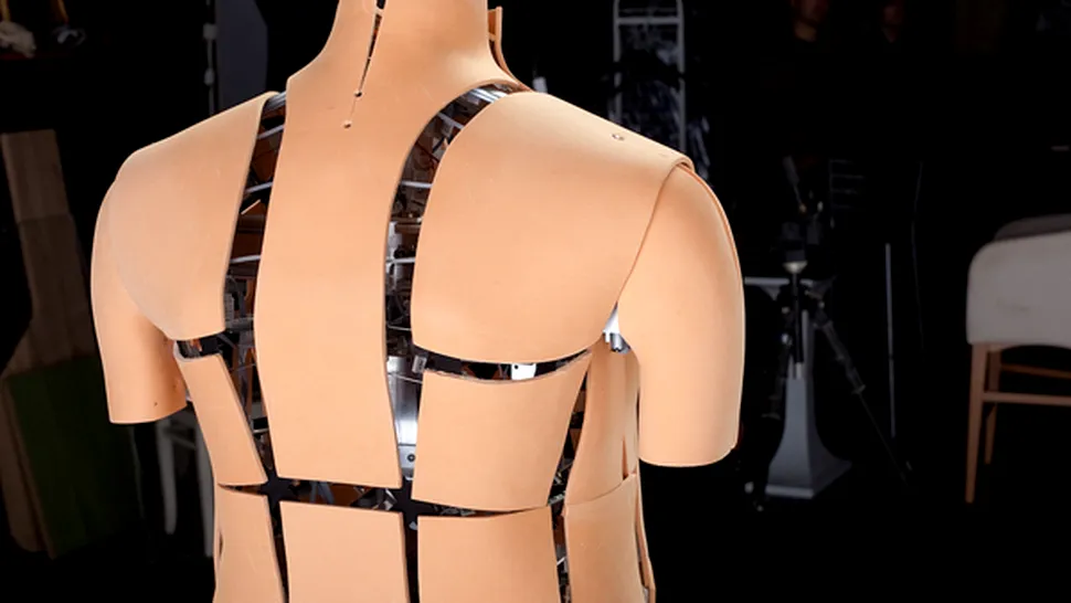 Acum poti proba haine online, folosind un manechin robotizat