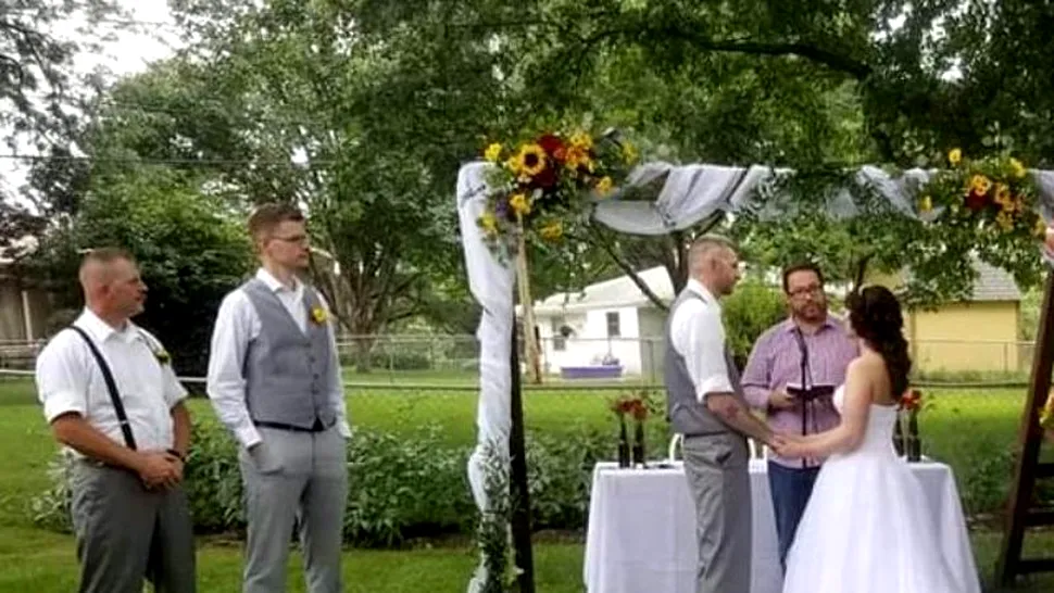 FOTO: Cum a mers la nuntă domnișoara de onoare căreia mireasa i-a spus că poate purta orice