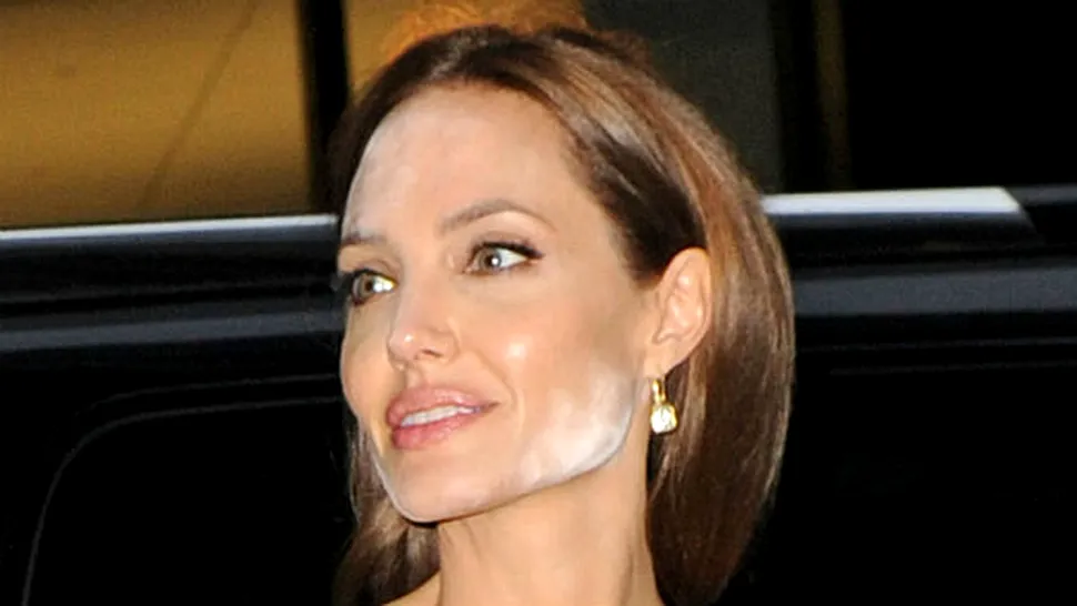 GAFĂ DE PROPORŢII! Angelina Jolie a apărut cu faţa plină de pudră la un eveniment