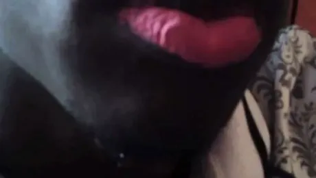 Bărbații nigerieni își tatuează buzele…. în roz! (Video)