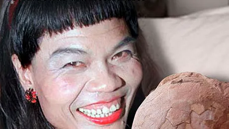 O femeie din Bacau a nascut doua oua de dinozauri pitici gemeni!