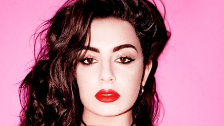 Charli XCX urcă pe scenă cu Katy Perry şi lansează şi un nou album