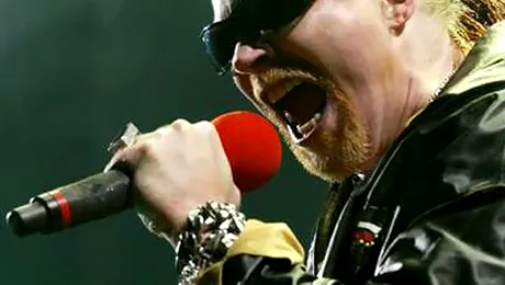 Guns N’Roses, huiduiti si loviti cu sticle la concertul din Irlanda (Video)