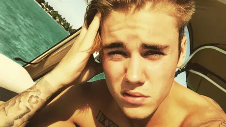 Bieber “Ghinionistul” a căzut din nou în timpul unui show – VIDEO