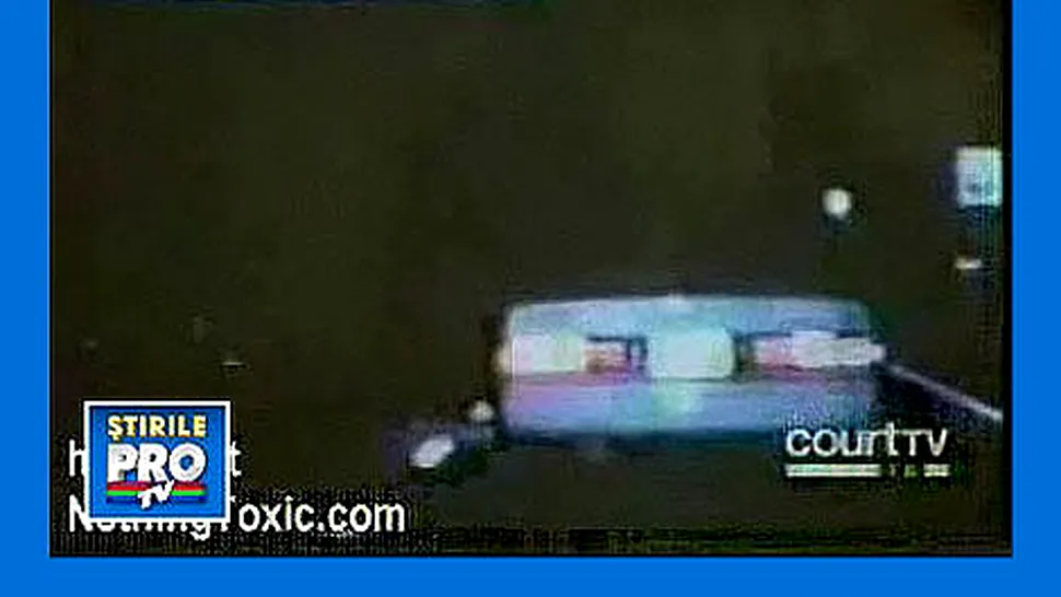 O masina fantoma, urmarita de Politie, a trecut printr-un gard fara sa-l atinga! (Video)