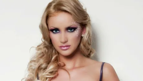 O recunosti? E Bianca Dragusanu, mai tanara, blonda si voluptuoasa!