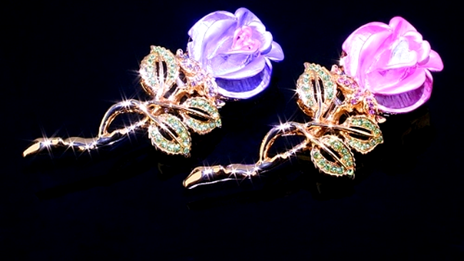 Brosa din cristale swarovski sub forma de trandafir