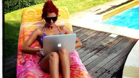 Sylvia, topless la piscina!