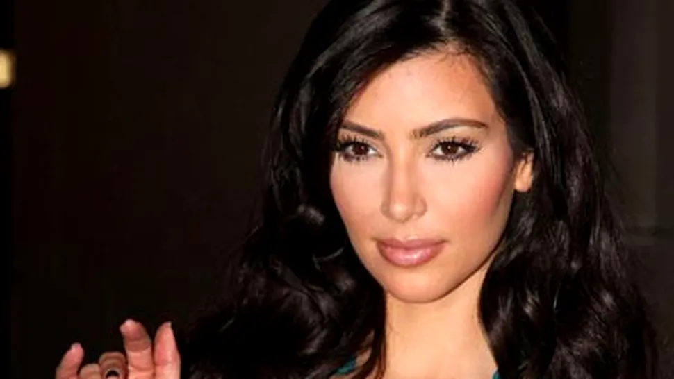 Kim Kardashian readuce moda pantalonilor hammer (Poze)