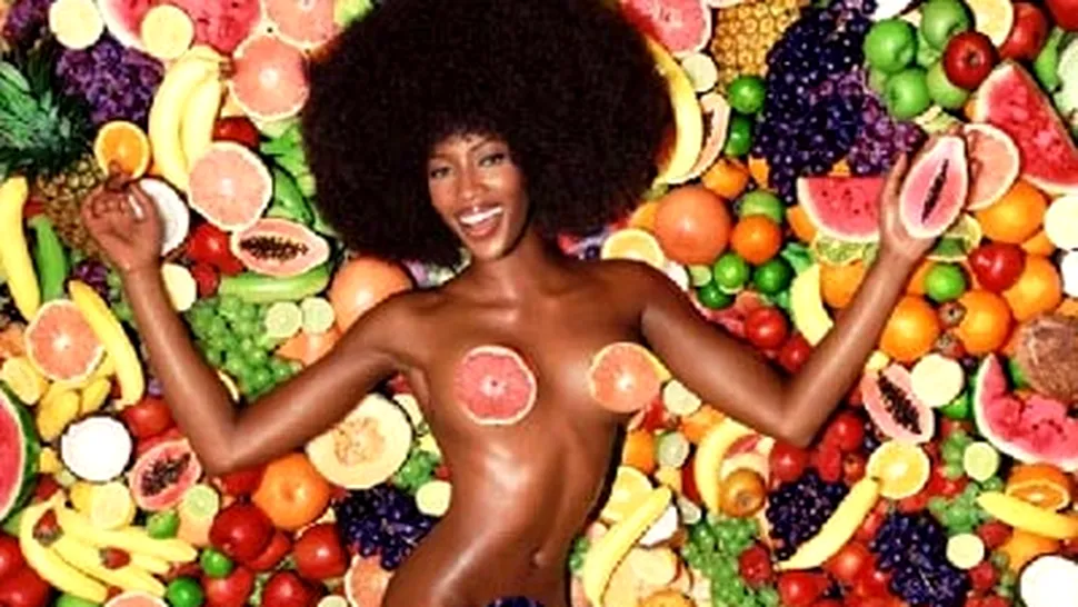 Naomi Campbell pozeaza topless pentru D&G