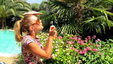 Ioana Scărlătescu, şampanie şi tort pe Coasta de azur