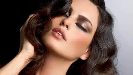 Catrinel Menghia şi-a prezentat colecţia de genţi într-o fabrică de dulciuri