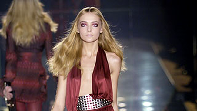 model in prezentare gucci