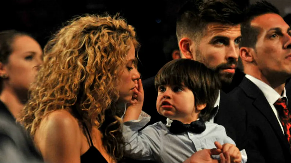 
Shakira şi Pique, momente de afecţiune în public

