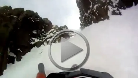 A filmat cum a cazut de pe creasta unui munte (video)