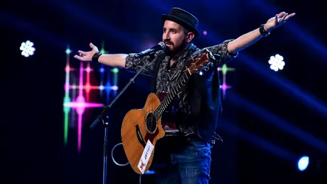 Un concurent X Factor povesteşte cum l-a cunoscut pe Stevie Wonder: „Asculta muzica pe care o cântam”