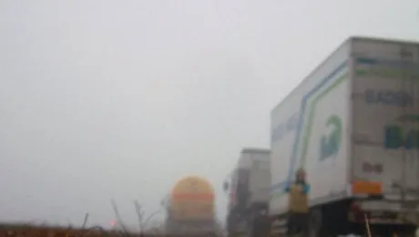 Ceata si carosabil umed pe DN1. Masinile circula cu dificultate