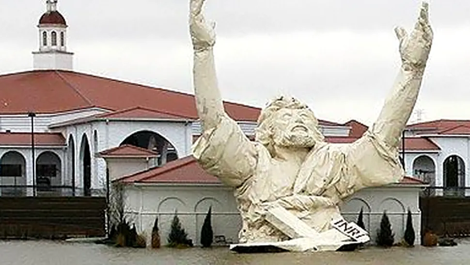 Act divin? Statuie gigantica reprezentandu-l pe Iisus, secerata de fulger