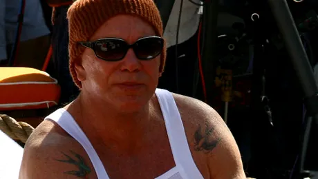 Mickey Rourke adoptă un căţel din România