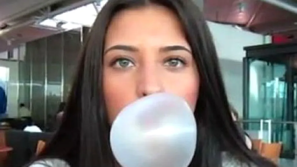 Antonia face baloane de gumă la MTV