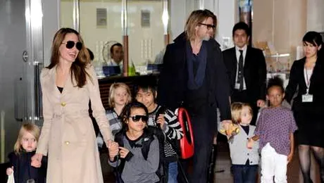 Copiii cuplului Pitt-Jolie nu au voie sa caute informatii despre parintii lor, pe internet