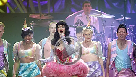 Katy Perry si-a schimbat costumatia de 8 ori in timpul unei melodii (Video)