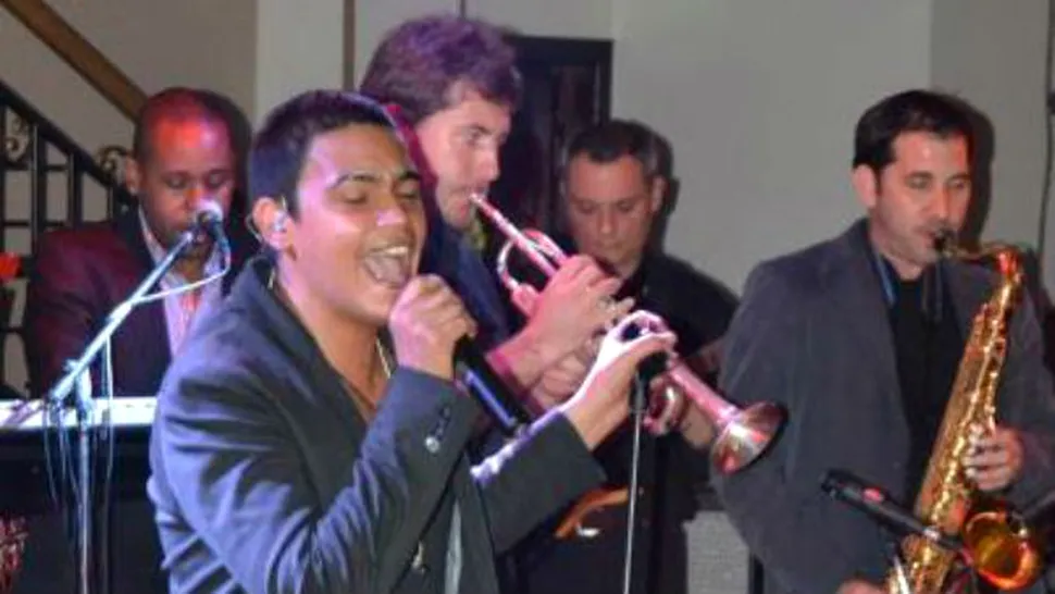 Alejandro şi-a tras band şi cântă pe 2.700 de euro