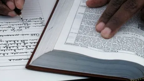 A petrecut 4 ani din viață scriind de mână Biblia