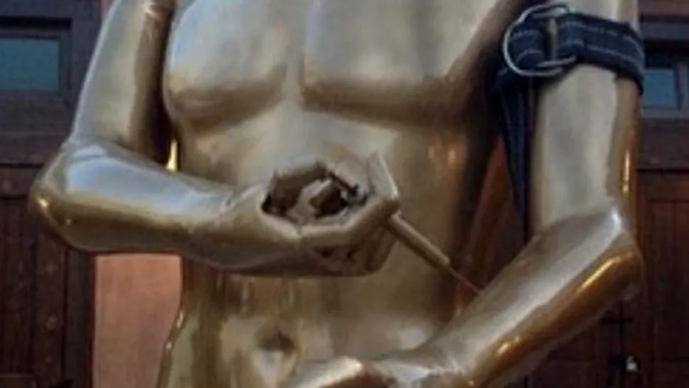 Statueta Oscar care își injectează heroină
