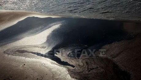 Pata de petrol din Golful Mexic, de dimensiunea unei insule