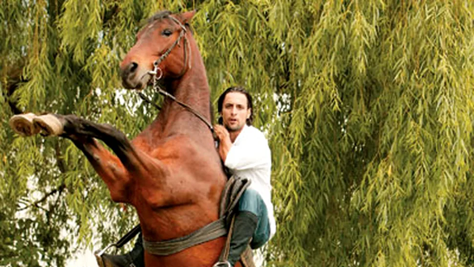 Denis Ştefan face acrobaţii pe cal