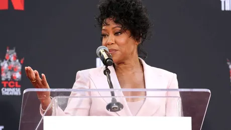 Actrița Regina King și-a lăsat amprentele în cimentul de pe Hollywood Boulevard