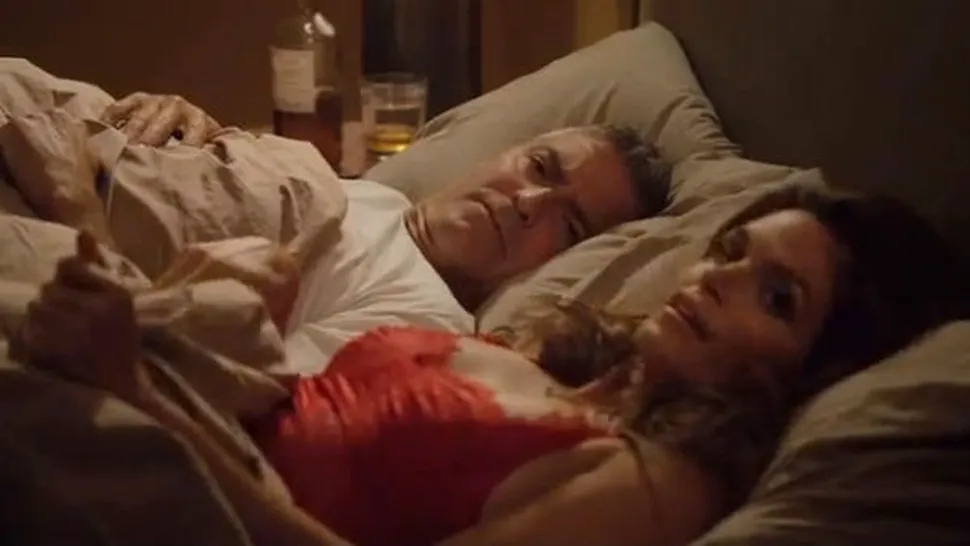 George Clooney prins în pat cu Cindy Crawford