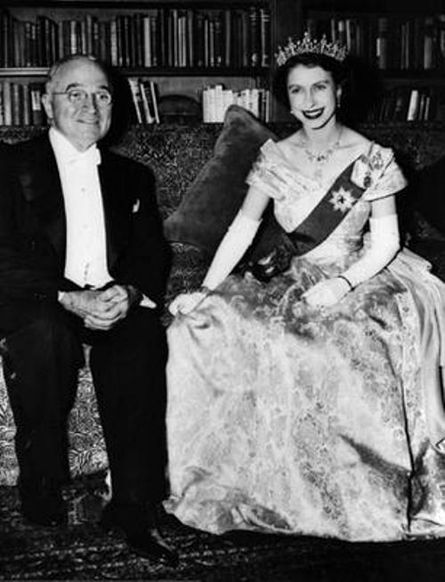 Regina Elisabeta a II-a cu Harry S. Truman (presedinte SUA: 12 aprilie 1945 - 20 ianuarie 1953)