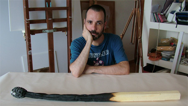 Romula Celdran, alaturi de un bat de chibrit supradimensionat