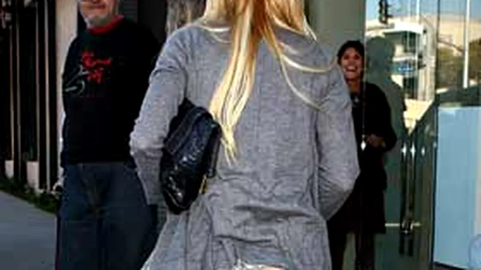 Rochia lui Lindsay Lohan tine cu paparazzi