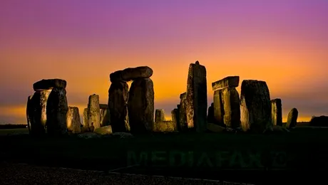 Replica neautorizata a monumentului Stonehenge, pe o insula din Irlanda