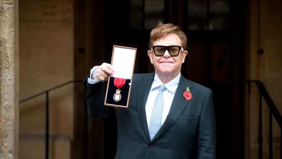 Cântărețul Elton John a fost decorat de către prinţul Charles 