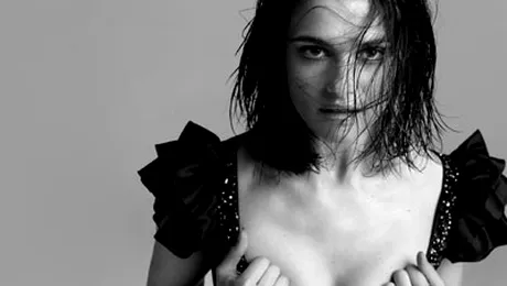 “Maternitatea mă face să urlu”, spune Rachel Weisz