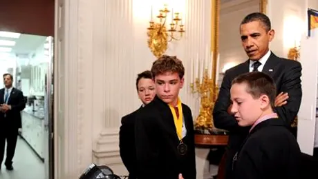 Barack Obama, spargator de mituri in emisiunea „Mythbusters”