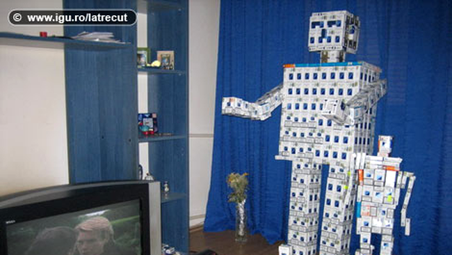 Robot din pachete de tigari