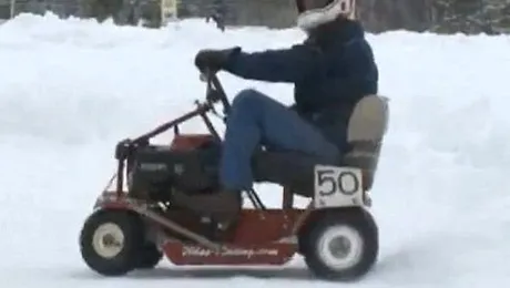 Ultima „fiță” din Finlanda: curse pe zăpadă cu… mașini de tuns iarba