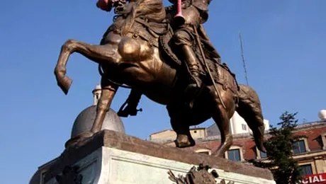 Statuile de la Universitate poarta masti de gaze (Poze)