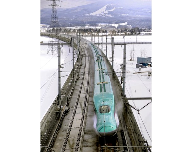 Vedere de pe pasarela a trenului Hayabusa