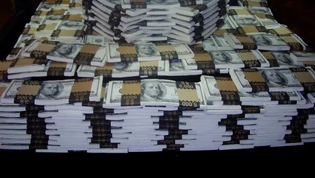 Un român poate ajunge milionar în dolari în 350 de ani!